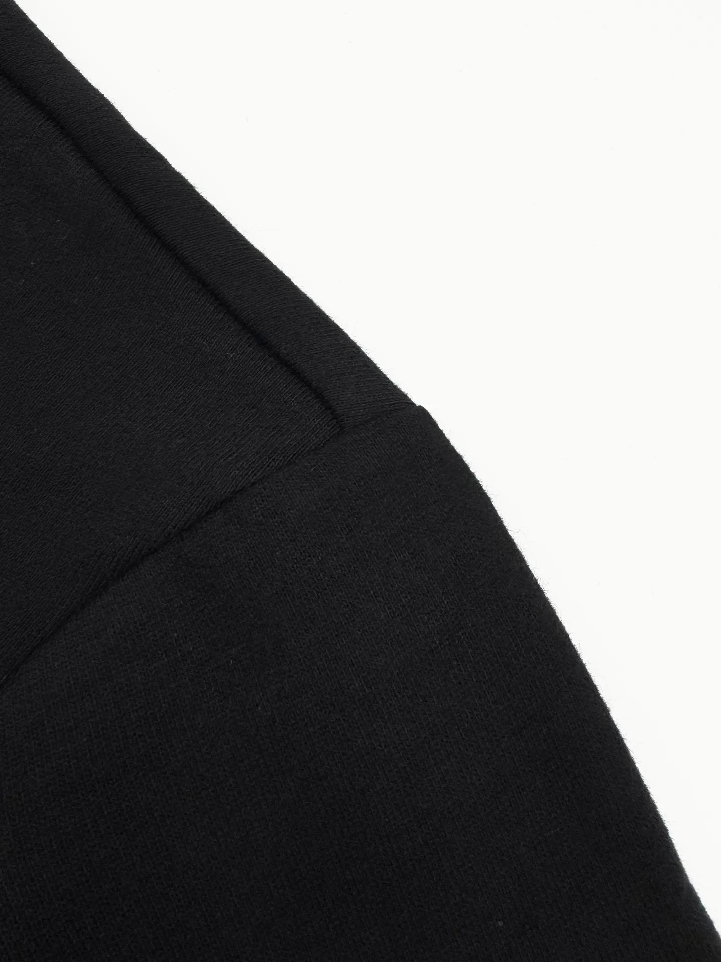 P350 Ralph Lauren gold embroidered half turtleneck sweatshirt, custom-made elegant fine cotton velvet material, soft and silky, comfortable and skin-friendly, with a pure black tone as the base color, plaid twill trim on the neckline, carrying the elegance and retro of British style, exquisite golden pony logo embellishment, self-focus, full of recognition, simple and smooth lines outline the overall outline, half-zip design is sublimated, casual but not out of style, in the name of design Create a new fashionable realm for sweatshirts. Process 1: Adopt imported machine embroidery technology. Use advanced computer control systems and precision mechanical components to realize pony mark embroidery operations with high precision and smooth and delicate lines. Process 2: The fabrics are washed and have a better hand feel. Not easy to deform, not easy to shrink, not easy to fade, and maintain long-term beauty. Accessories: Customized 1:1 Ralph Lauren zipper. Customized 1:1 Ralph Lauren trademark. Version: Fitted version. Size: S M L XL model number: BB756